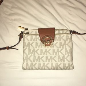 MICHEAL KORS Signature Cross Body Purse